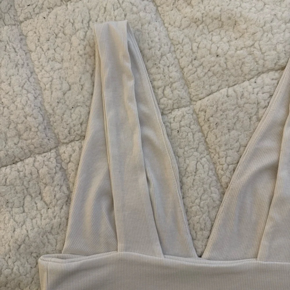 SHEIN white Ribbed V-Neck Crop Top - Picture 6 of 8